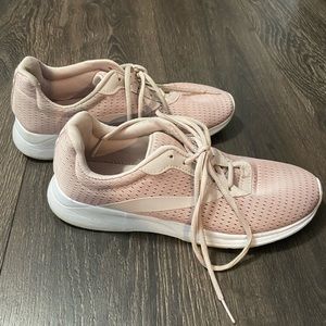 Women’s tennis shoes size 9